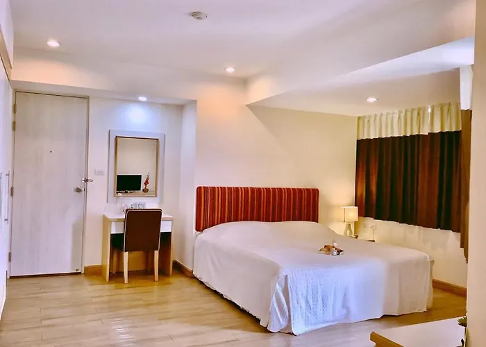 Sky Place Srinakarin Apartahotel